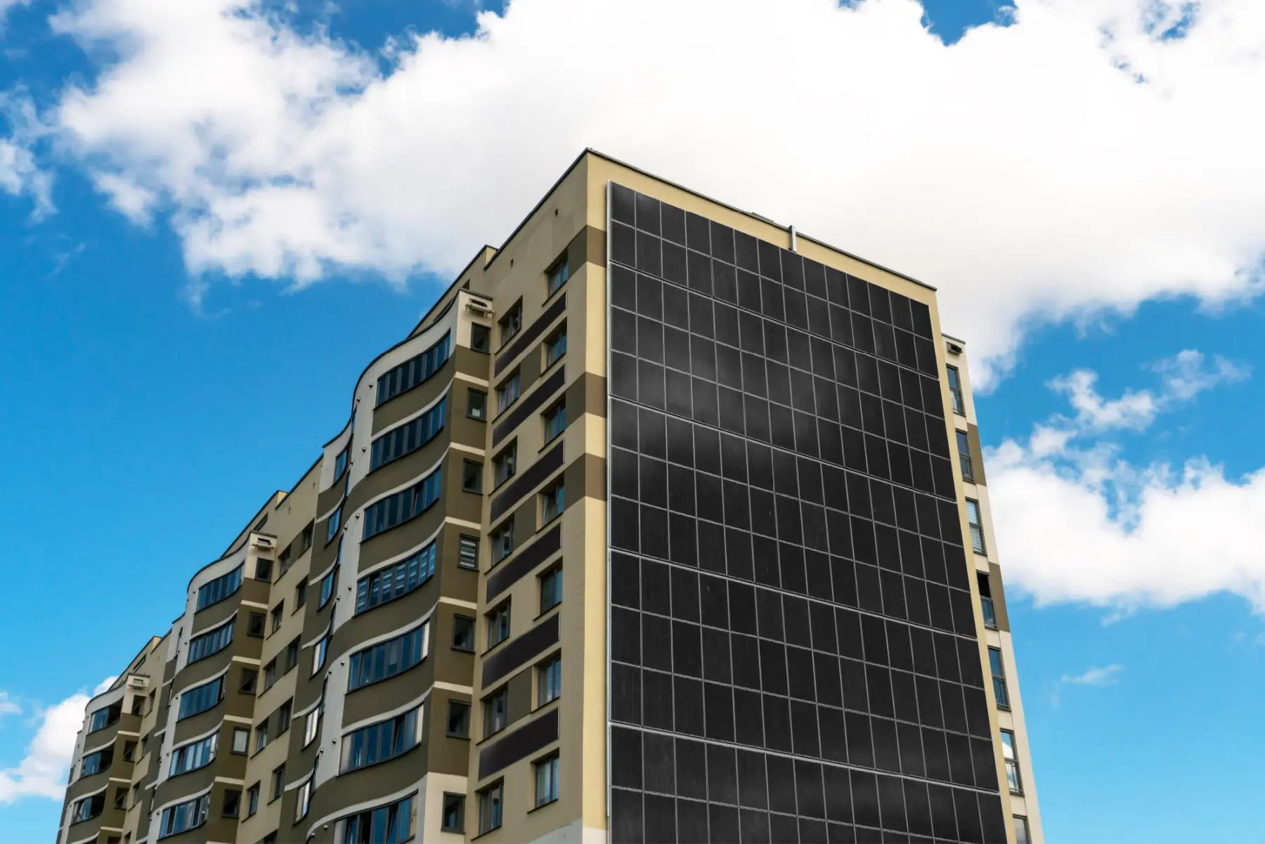 ビルの壁面、プレハブ倉庫の屋根・壁面などに
両面テープで貼り付けて設置。