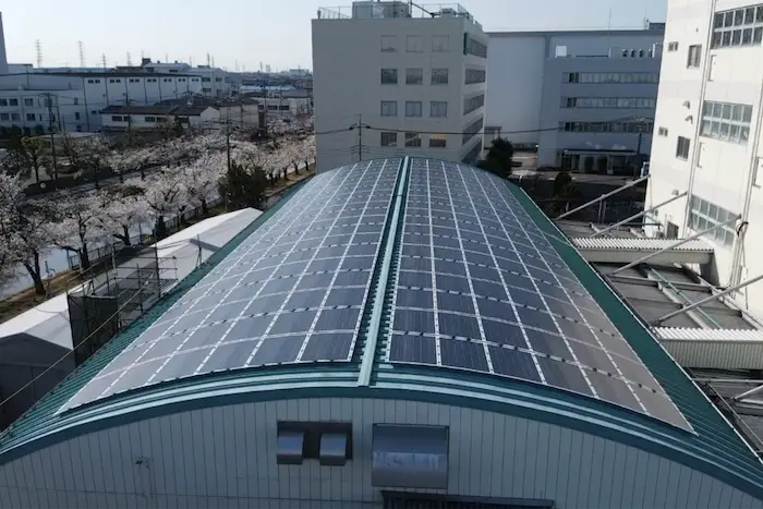 体育館によくみられるR屋根など、特殊な形状の
屋根に設置。